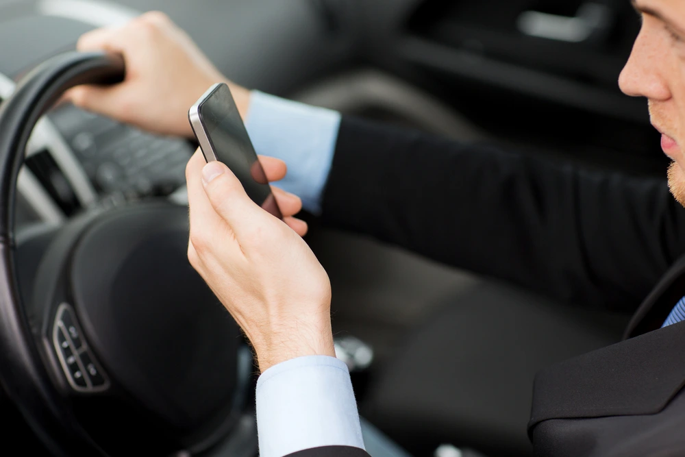 Autofahren: Smartphone im Auto