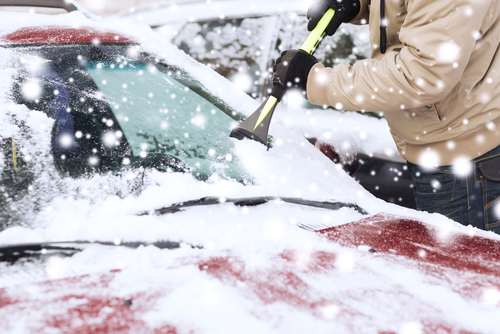 Der Winter ist auf Vormarsch – welches Werkzeug sollte man unbedingt im Kofferraum parat haben?