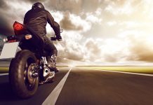 Das Motorrad zum Saisonstart frühlingsfit machen Motorrad auf der Autobahn