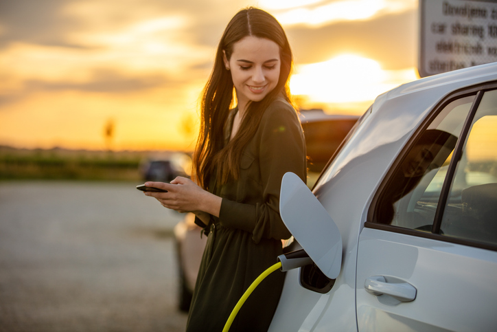 Eine Frau mit dem Elektroauto