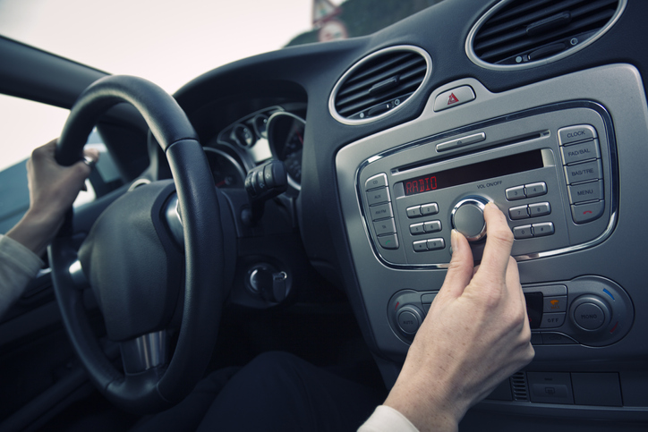 Autoradio selber einbauen – eine allgemeine Anleitung