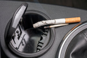 Innenreinigung bei einem Raucherauto - frischer Duft für Ihr Auto