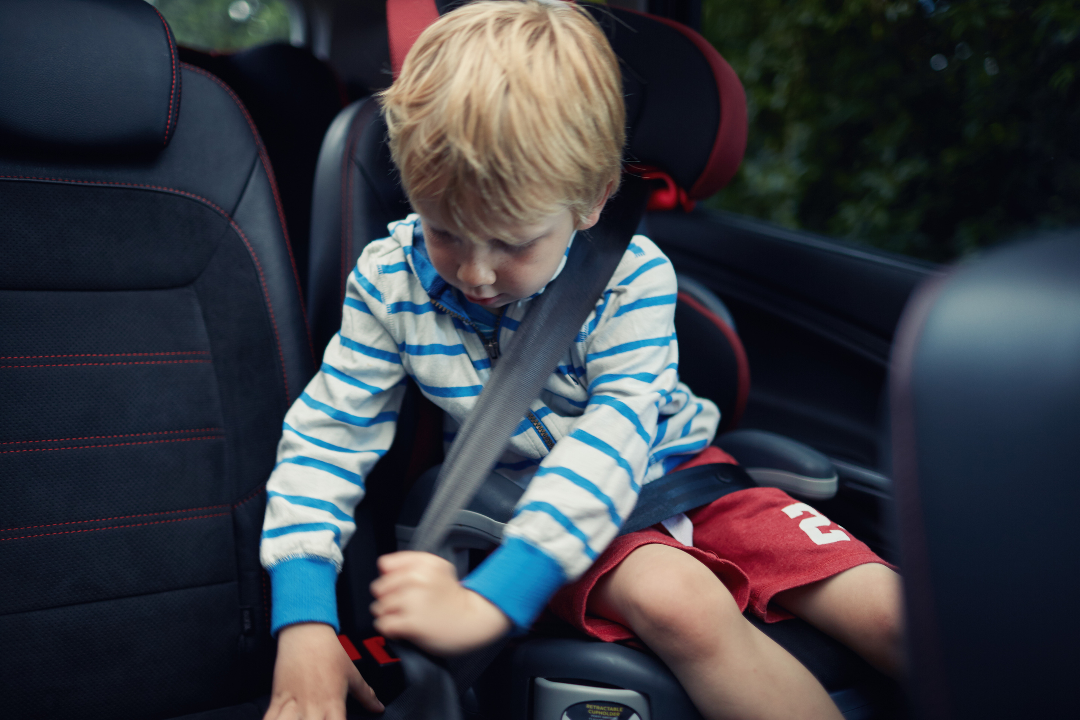 Baby im Auto: Sicherheit geht vor - Auswahl und Befestigung der