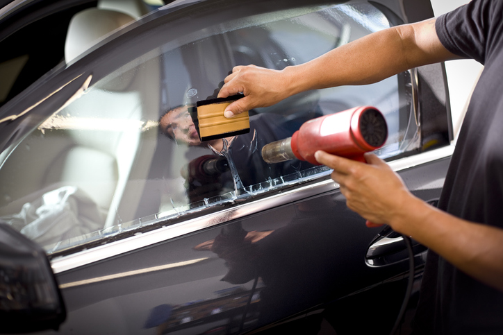 Autoscheiben tönen: Fensterfolie anbringen und entfernen