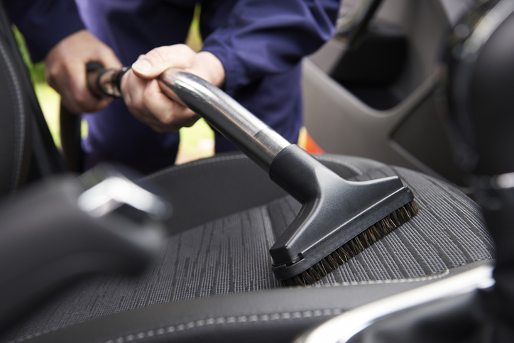 Auto säubern im Innenraum
