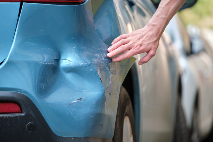 Dellen entfernen am Auto: Möglichkeiten & Tipps sie selbst zu