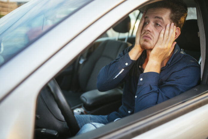 Mann ist verzweifelt, weil sein Auto nicht mehr beschleunigt