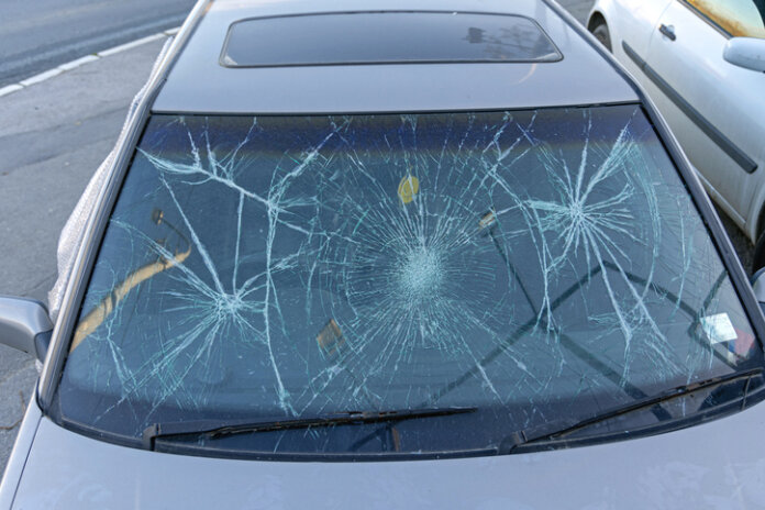 Hagelschaden am Auto zerbrochene Windschutzscheibe
