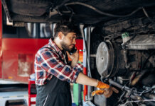 Standard in der Fahrzeugkommunikation: Was ist ein CAN-Bus? Busmechaniker Werkstattarbeiter