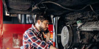 Standard in der Fahrzeugkommunikation: Was ist ein CAN-Bus? Busmechaniker Werkstattarbeiter