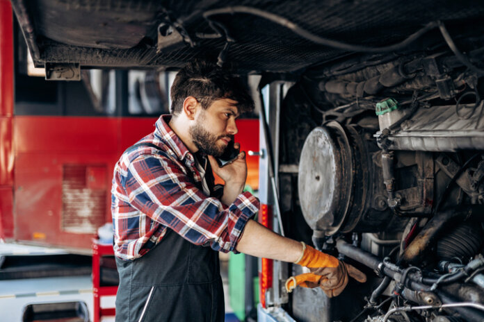 Busmechaniker Werkstattarbeiter