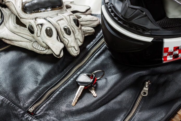 Motorrad-Zubehör: Motorradhelm, Handschuhe, Jacke und Schlüssel