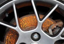 Bremsscheiben-Rost: Ursachen und wie Sie ihn entfernen können Verrostete Auto Bremse