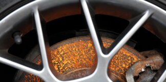 Bremsscheiben-Rost: Ursachen und wie Sie ihn entfernen können Verrostete Auto Bremse